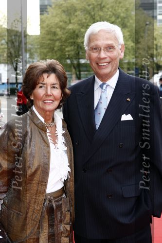 Utrecht 28 april 2009
Pieter v Vollenhoven viert zijn 70e verjaardag in het Beatrix theater in Utrecht. Hans v d Broek met zijn vrouw
Peter Smulders bv
