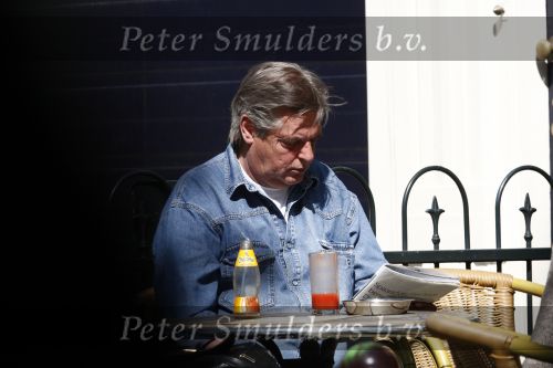 Amsterdam 18 april 2009
Hans v d Togt leest krantje op terras met sigaret en tomatensapje.
Peter Smulders bv