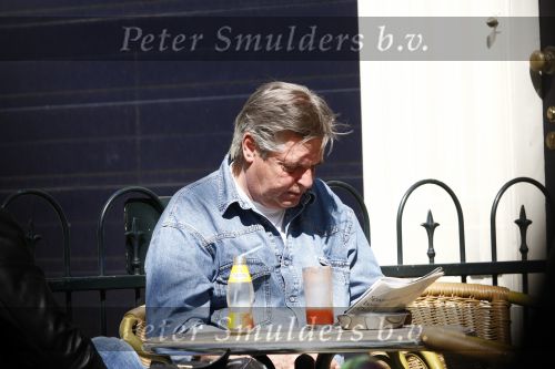 Amsterdam 18 april 2009
Hans v d Togt leest krantje op terras met sigaret en tomatensapje.
Peter Smulders bv