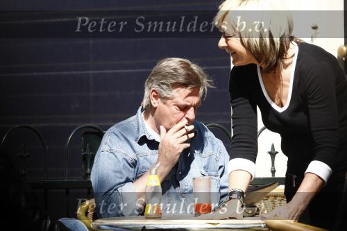 Amsterdam 18 april 2009
Hans v d Togt leest krantje op terras met sigaret en tomatensapje.
Peter Smulders bv