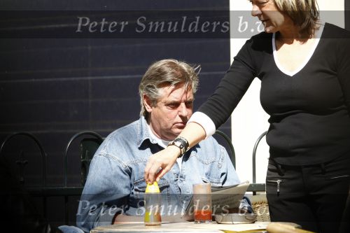 Amsterdam 18 april 2009
Hans v d Togt leest krantje op terras met sigaret en tomatensapje.
Peter Smulders bv