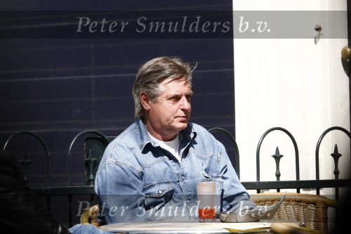 Amsterdam 18 april 2009
Hans v d Togt leest krantje op terras met sigaret en tomatensapje.
Peter Smulders bv