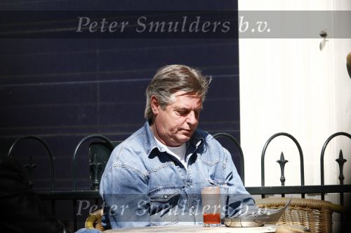 Amsterdam 18 april 2009
Hans v d Togt leest krantje op terras met sigaret en tomatensapje.
Peter Smulders bv