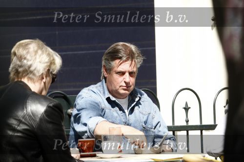 Amsterdam 18 april 2009
Hans v d Togt leest krantje op terras met sigaret en tomatensapje.
Peter Smulders bv
