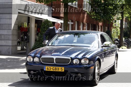Amsterdam 26 juni 2008
Harry Mens op straat bij zijn nieuwe jaguar.