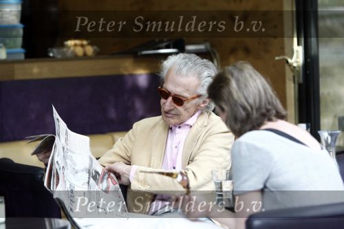 Amsterdam 10 juni 2008
Harry Mulisch leest de telegraaf samen met zijn vrouw op terras.