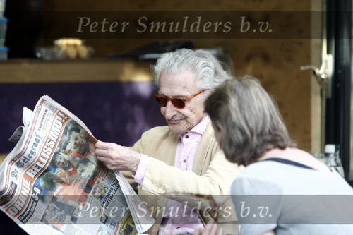 Amsterdam 10 juni 2008
Harry Mulisch leest de telegraaf samen met zijn vrouw op terras.