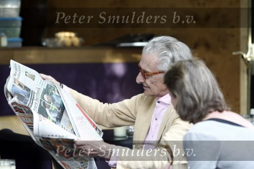 Amsterdam 10 juni 2008
Harry Mulisch leest de telegraaf samen met zijn vrouw op terras.