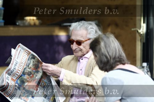 Amsterdam 10 juni 2008
Harry Mulisch leest de telegraaf samen met zijn vrouw op terras.