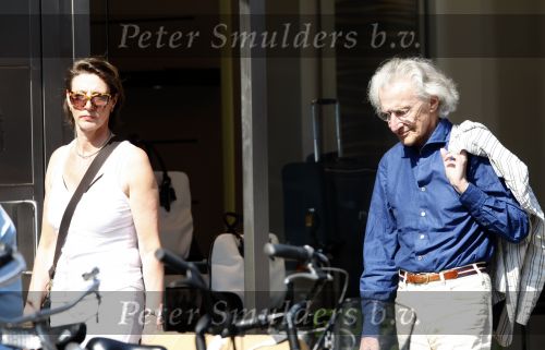 Amsterdam 13 mei 2008
Harry Mulisch met vriendin op de pc hooftstraat.