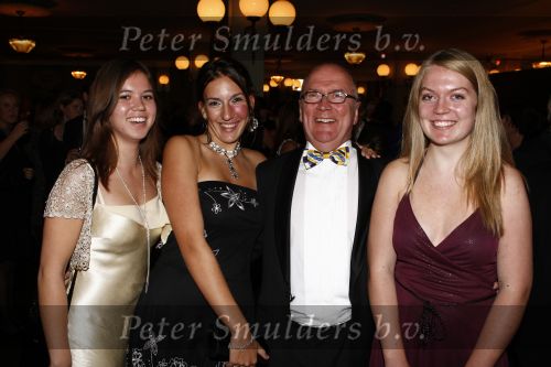 Hilvarenbeek 28 september 2008
Premiere sound of music in efteling theater. Harry Slinger met dochter en haar vriendinnen
Peter Smulders bv