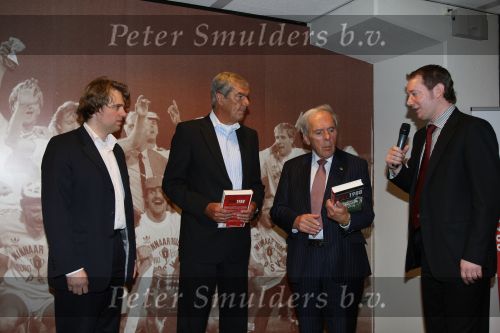 Eindhoven, 13 April 2008
Uitreiking boek PSV 1988 geschreven door Jeroen v d Berk (R ) Uitgever Jack v d Vliert ( van Uitgeverij de Boekenmaker ) Harry v Raaij en Kees Ploegsma