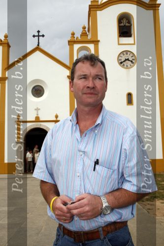 Praia da luz 3 mei 2008
Vandaag was het precies 1 jaar geleden dat Madeleine Mc Cann verdwenen is.  Ze sliepen toen in hotel ocean Club. Op deze dag was er een herdenkingsdiens in de kerk van het dorp. Familie, Michael Wright Sandy Cameron   waren aanwezig. Er waren veel cameraploegen en fotograven aanwezig. Pastoor Haynes Hubert leidde de dienst
Peter Smulders bv
