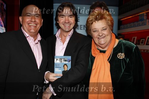 Amsterdam 15 februari 2008
Presentatie boek Hein Vergeer  in de ijsbar in amsterdam. Jack v Gelder en Erica Terpstra ontvangen het eerste boek.
Peter Smulders bv