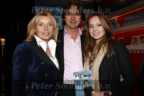 Amsterdam 15 februari 2008
Presentatie boek Hein Vergeer  in de ijsbar in amsterdam. Jack v Gelder en Erica Terpstra ontvangen het eerste boek. Hdein Vergeer met vrouw en dochter
Peter Smulders bv