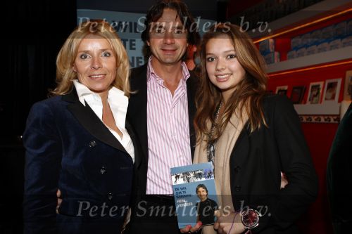 Amsterdam 15 februari 2008
Presentatie boek Hein Vergeer  in de ijsbar in amsterdam. Jack v Gelder en Erica Terpstra ontvangen het eerste boek. Hdein Vergeer met vrouw en dochter
Peter Smulders bv