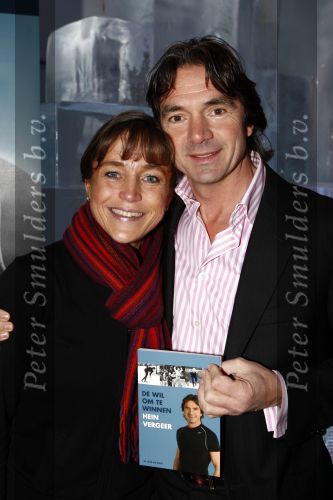 Amsterdam 15 februari 2008
Presentatie boek Hein Vergeer  in de ijsbar in amsterdam. Jack v Gelder en Erica Terpstra ontvangen het eerste boek. Yvonne v Gennip Ted Troost
Peter Smulders bv