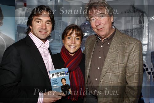 Amsterdam 15 februari 2008
Presentatie boek Hein Vergeer  in de ijsbar in amsterdam. Jack v Gelder en Erica Terpstra ontvangen het eerste boek. Ted Troost
Peter Smulders bv