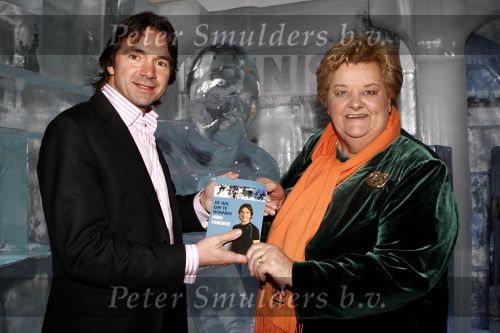 Amsterdam 15 februari 2008
Presentatie boek Hein Vergeer  in de ijsbar in amsterdam. Jack v Gelder en Erica Terpstra ontvangen het eerste boek.
Peter Smulders bv