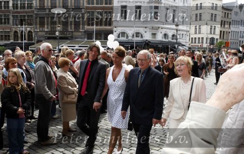 Antwerpen 9 mei 2009
Helmut Lotti trouwt voor de 3e keer. Zijn vrouw heet Jelle van Riet. ouders helmut
Peter Smulders bv