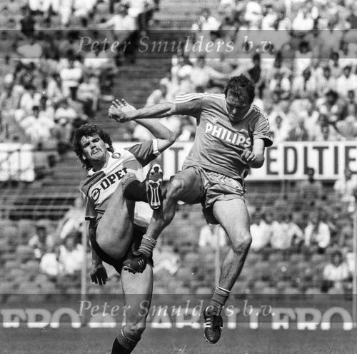 1986 Feyenoord-PSV
Willy v d Kerkhof in duel met Henk Duut