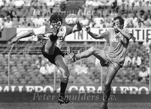 1986 Feyenoord-PSV
Willy v d Kerkhof in duel met Henk Duut