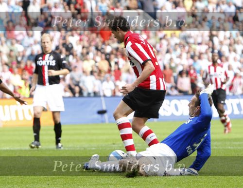Eindhoven, 23 September 2007 Seizoen 2007/2008 Kompetitewedstrijd PSV-Feyenoord, eindstand 4-0
Danko Lazovic omspeelt Henk Timmer maar weet niet tot scoren te komen.