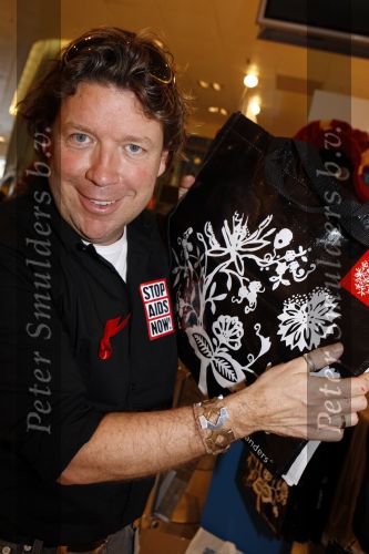 Amsterdam 1 december 2007
Bekende nederlanders verkopen op wereld aids dag draagtassen voor het goede doel in de bijenkorf. Henkjan Smits