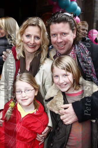 Amsterdam 4 april 2009
Premiere Limo in Tuschinski. Henkjans Smits met vrouw en dochters
Peter Smulders bv