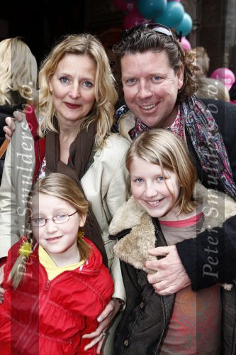 Amsterdam 4 april 2009
Premiere Limo in Tuschinski. Henkjans Smits met vrouw en dochters
Peter Smulders bv