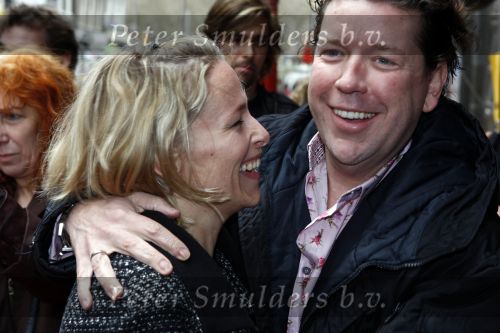 Amsterdam 12 april 2008
Henkjan Smits kussend!!!! met een andere vrouw dan zijn eigen vrouw bij de premiere van Morrison krijgt een zusje.