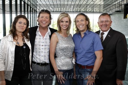 Hilversum 14 augustus 2008
Presentatie SBS met Popstars en het beste idee van Nederland bij beeld en geluid p het mediapark. Henkjan Smits met Tooske Ragas Breugem en de jury