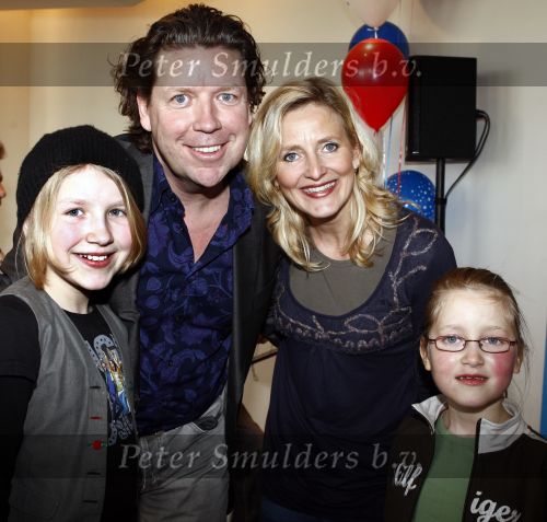 Tilburg 25 januari 2009
Premiere High school musical in schouwburg Tilburg. Henkjan Smits met vrouw en dochters
Peter Smulders bv