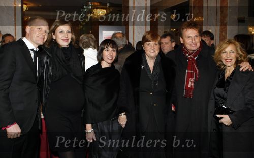 Amsterdam 21 januari 2009
Premiere Les Miserables in Carre.Henny Huisman met zijn vrouw Lia moeder schoonzoon Frank Lacroix en zijn dochters Nikki ( zwanger)