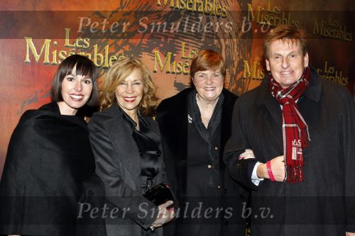 Amsterdam 21 januari 2009
Premiere Les Miserables in Carre.Henny Huisman met zijn vrouw Lia moeder schoonzoon Frank Lacroix en zijn dochters Nikki ( zwanger)