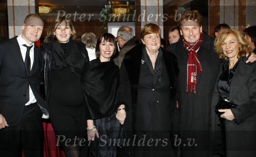 Amsterdam 21 januari 2009
Premiere Les Miserables in Carre.Henny Huisman met zijn vrouw Lia moeder schoonzoon Frank Lacroix en zijn dochters Nikki ( zwanger)