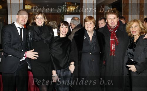 Amsterdam 21 januari 2009
Premiere Les Miserables in Carre.Henny Huisman met zijn vrouw Lia moeder schoonzoon Frank Lacroix en zijn dochters Nikki ( zwanger)