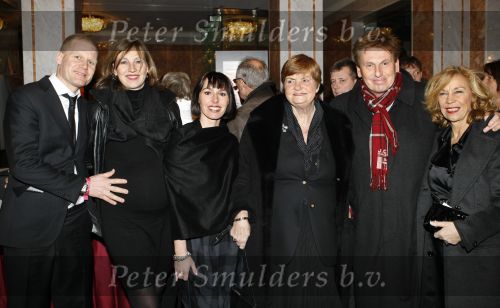 Amsterdam 21 januari 2009
Premiere Les Miserables in Carre.Henny Huisman met zijn vrouw Lia moeder schoonzoon Frank Lacroix en zijn dochters Nikki ( zwanger)