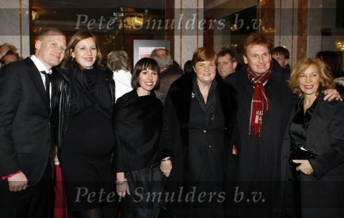 Amsterdam 21 januari 2009
Premiere Les Miserables in Carre.Henny Huisman met zijn vrouw Lia moeder schoonzoon Frank Lacroix en zijn dochters Nikki ( zwanger)