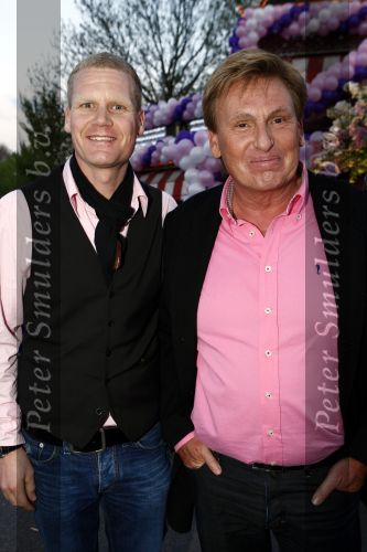 Amsterdam 27 april 2009
Feestje van Gerard Joling voor zijn 49e verjaardag bij cafe het Kalfje. Henny Huisman met zijn schoonzoon Frank La croix