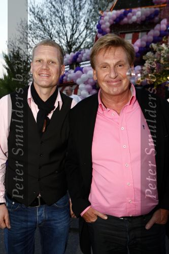 Amsterdam 27 april 2009
Feestje van Gerard Joling voor zijn 49e verjaardag bij cafe het Kalfje. Henny Huisman met zijn schoonzoon Frank La croix