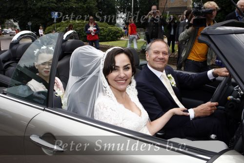 Oosterbeek 25 juni 2008
Huwelijk Rob de Nijs en zijnn vrouw Henriette in kerk in Oosterbeek. mini cooper cabrio