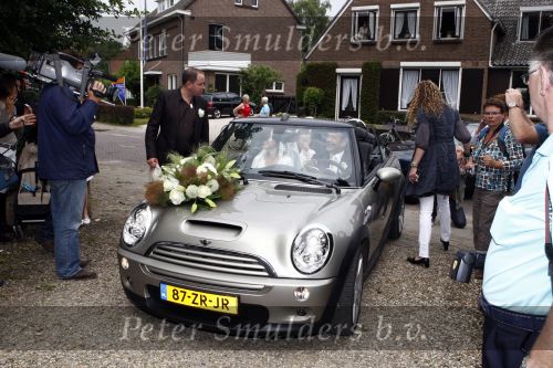 Oosterbeek 25 juni 2008
Huwelijk Rob de Nijs en zijnn vrouw Henriette in kerk in Oosterbeek. mini cooper cabrio