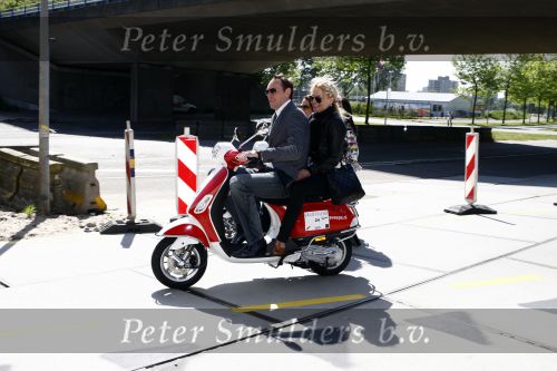 Amsterdam 12 mei 2009
Het blad Grazia organiseert samen met vespa scooters een leuke rally door amsterdam heen. Tobias Ebbinge en Hilmar Mulder
Peter Smulders bv