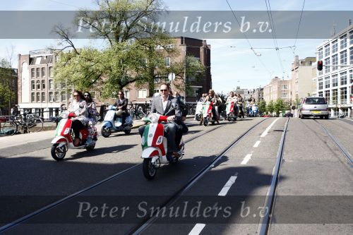 Amsterdam 12 mei 2009
Het blad Grazia organiseert samen met vespa scooters een leuke rally door amsterdam heen. Tobias Ebbinge en Hilmar Mulder
Peter Smulders bv