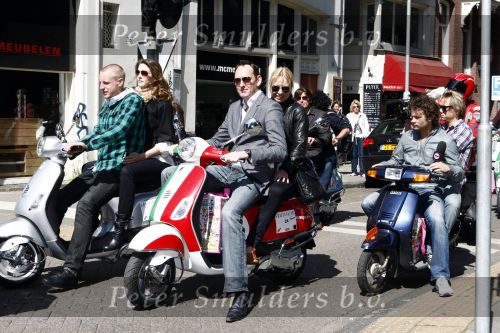 Amsterdam 12 mei 2009
Het blad Grazia organiseert samen met vespa scooters een leuke rally door amsterdam heen. Tobias Ebbinge en Hilmar Mulder
Peter Smulders bv