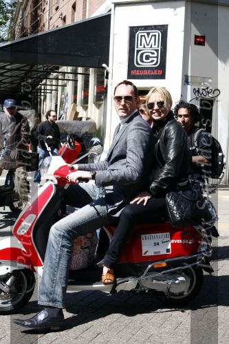 Amsterdam 12 mei 2009
Het blad Grazia organiseert samen met vespa scooters een leuke rally door amsterdam heen. Tobias Ebbinge en Hilmar Mulder
Peter Smulders bv