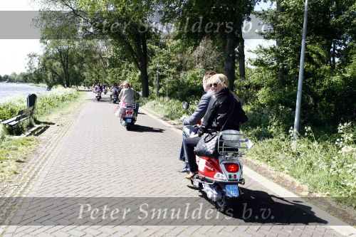 Amsterdam 12 mei 2009
Het blad Grazia organiseert samen met vespa scooters een leuke rally door amsterdam heen. Tobias Ebbinge en Hilmar Mulder
Peter Smulders bv