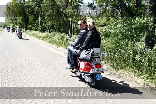Amsterdam 12 mei 2009
Het blad Grazia organiseert samen met vespa scooters een leuke rally door amsterdam heen. Tobias Ebbinge en Hilmar Mulder
Peter Smulders bv