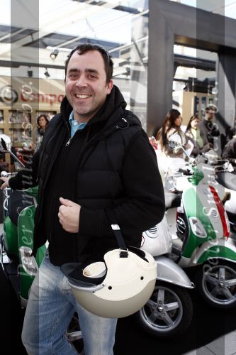 Amsterdam 12 mei 2009
Het blad Grazia organiseert samen met vespa scooters een leuke rally door amsterdam heen. Horrace Cohen met zijn vriendin
Peter Smulders bv